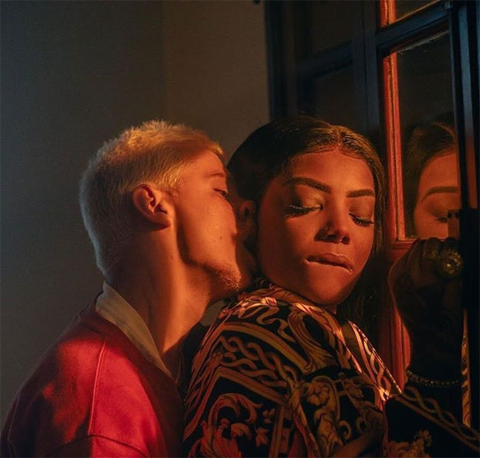 Cantor rebate críticas após clipe sensual com Ludmilla: <I>É uma atuação</I>