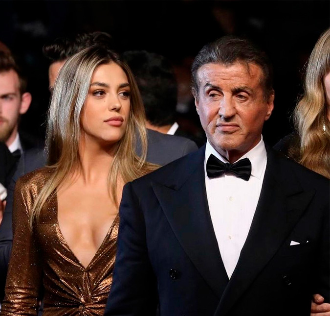 Filha de Sylvester Stallone conta que pai a empurrou no mar com tubarões: <i>- Tive um ataque de pânico</i>