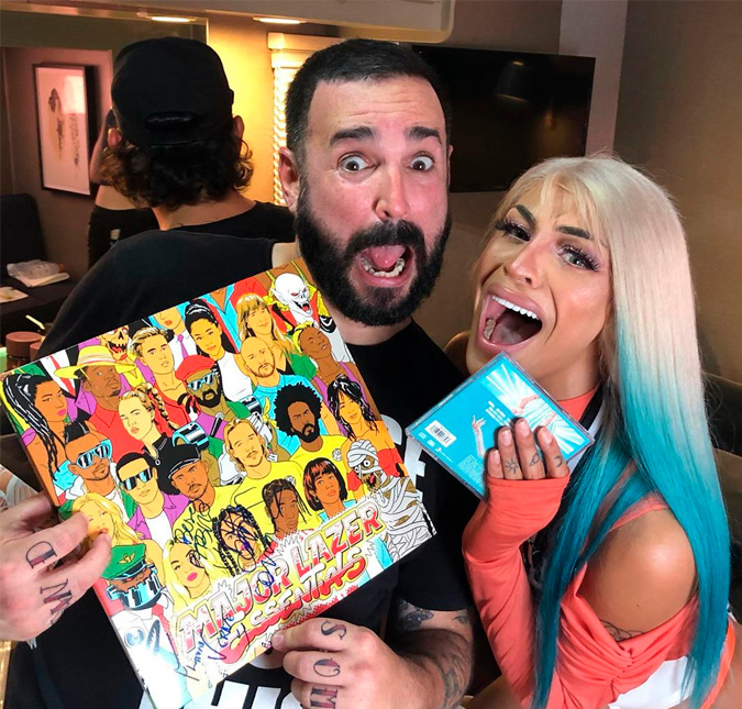 Pabllo Vittar reacende conflito com Anitta após dar autógrafo, entenda!