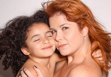 Samara Felippo compartilha foto ao lado da filha mais nova e fala sobre maternidade: <I>Não estou aqui pra romantizar</i>