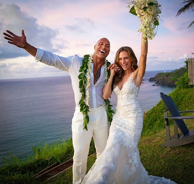 Juntos há mais de 10 anos, Dwayne Johnson e Lauren Hashian se casam no Havaí!