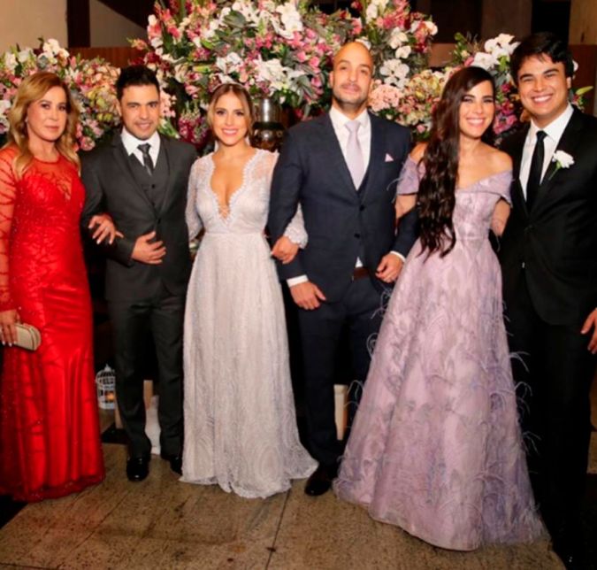 Desde sua separação de Zilu Camargo e de seu novo relacionamento com Graciele Lacerda, a família passou por algumas fases mais turbulentas, como as alfinetadas públicas entre o ex-casal e as entrevistas que a mãe de Camilla e Wanessa Camargo deu citando a traição do ex-marido. Isso, aliás, faz com que muitas vezes eles passem por momentos mais tensos, apesar de sempre afirmarem que são como uma família como outra qualquer. No entanto, cá entre nós, eles até parecem os Kardashians brasileiros, não acha?