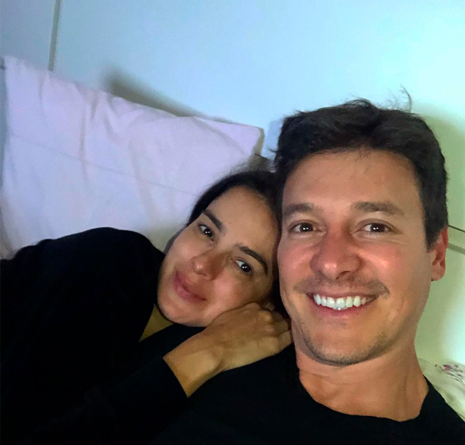 Rodrigo Faro posta <i>selfie</i> na cama com sua esposa, Vera Viel
