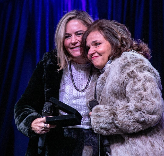 Claudia Rodrigues recebe carinho dos fãs ao voltar aos palcos após seis anos afastada: <i>Exemplo de superação</i>