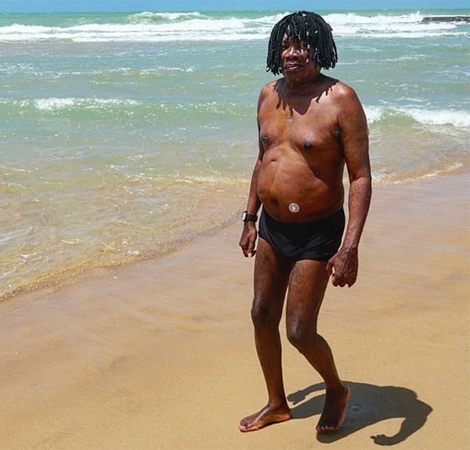 Em momento raro, Milton Nascimento é fotografado curtindo praia ao lado do filho