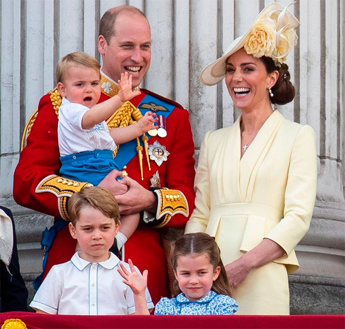 Príncipe William e Kate Middleton pegam voo econômico - e são comparados a príncipe Harry e Meghan Markle
