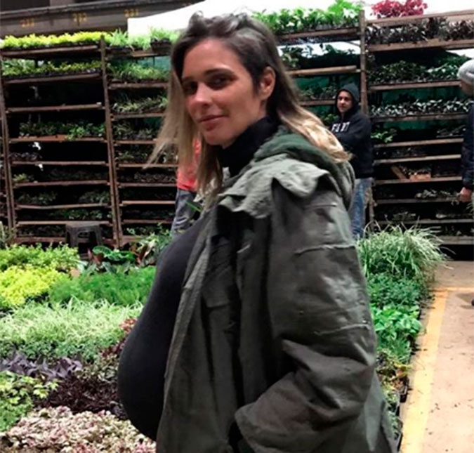 Fernanda Lima exibe o barrigão de grávida ao fazer compras de madrugada em São Paulo, veja