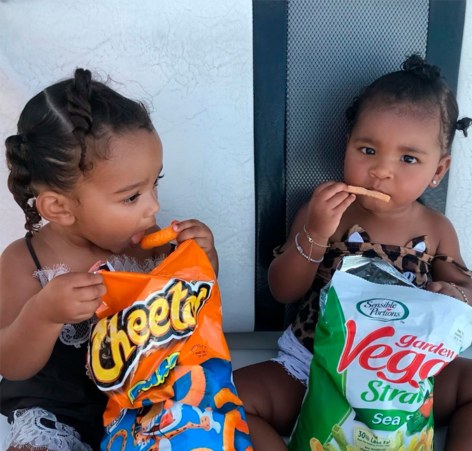 Khloé Kardashian rebate comentário polêmico em foto com True Thompson e Chicago West