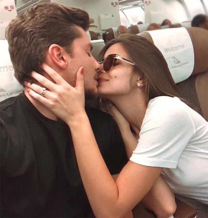 Um ano após casamento, Camila Queiroz e Klebber Toledo embarcam para lua de mel: <I>Finalmente</I>