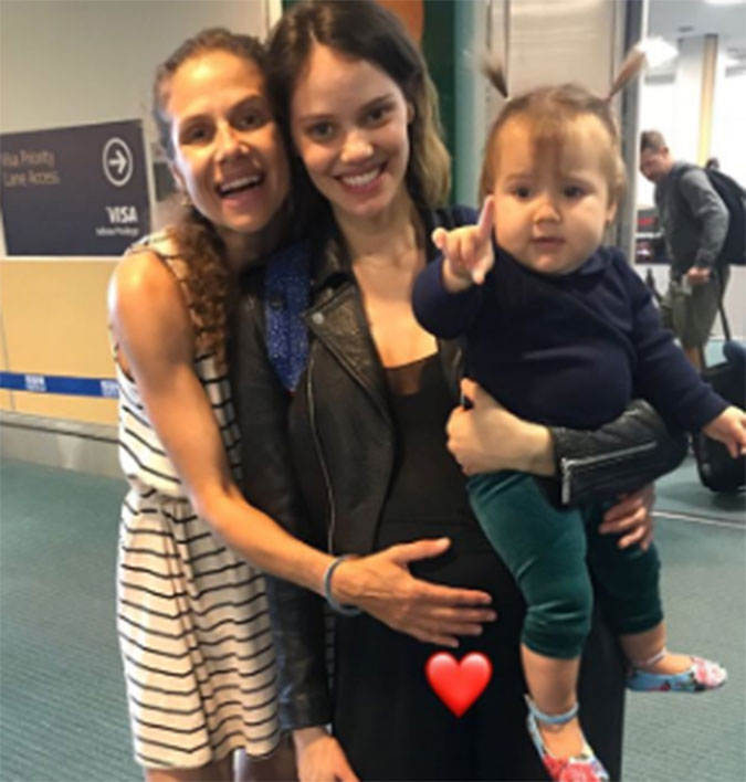 Laura Neiva exibe barrigão de grávida em clique com a mãe e irmã, confira!
