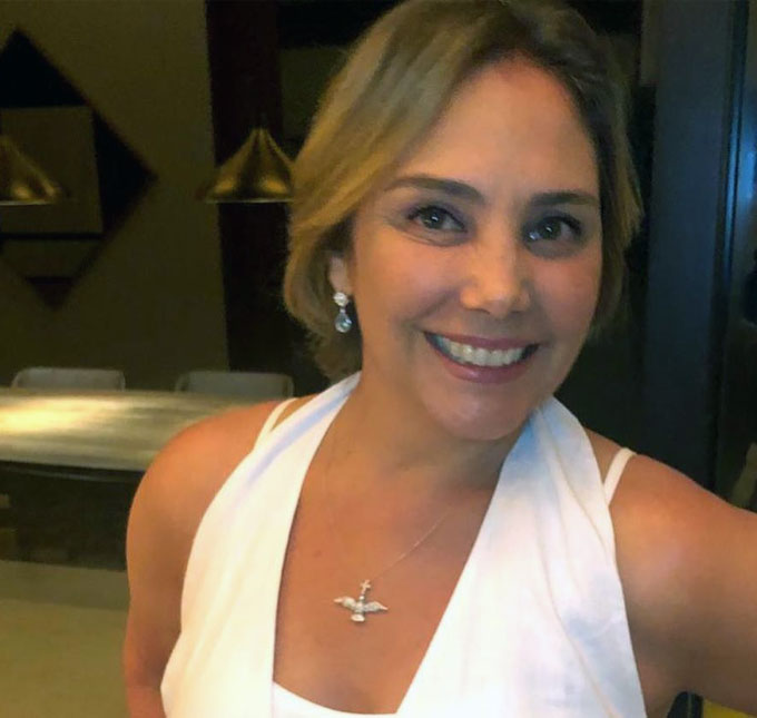Heloísa Périssé faz comemoração de aniversário com amigos às vésperas de tratamento contra câncer