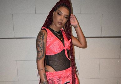 Ludmilla leva bolada durante <i>show</i> e revida; assista!