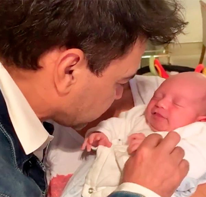 Zezé di Camargo aparece paparicando o neto Joaquim, filho de Camilla Camargo. Veja o vídeo!
