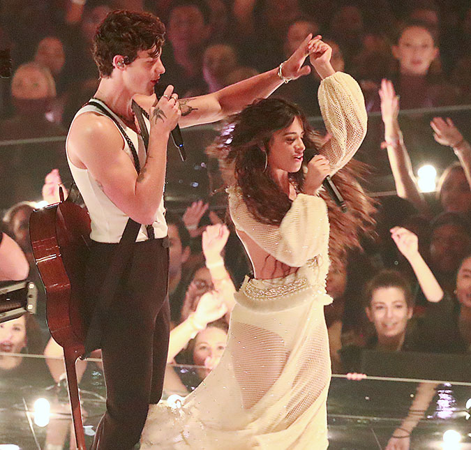 Camila Cabello usa estilista brasileira em apresentação com Shawn Mendes no <I>VMA 2019</i>