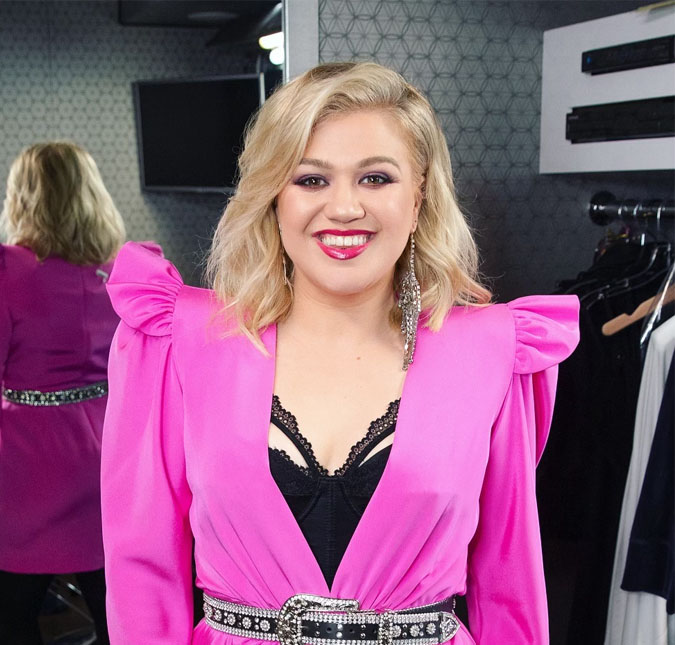 Kelly Clarkson revela que teve novo problema de saúde apenas uma semana depois de cirurgia de emergência