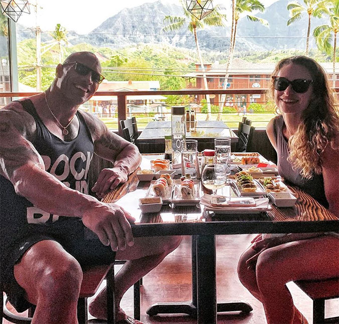 Dwayne Johnson fecha restaurante para ter lua de mel tranquila com a esposa