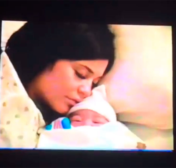 Kylie Jenner aparece com Stormi momentos após o parto em documentário de Travis Scott