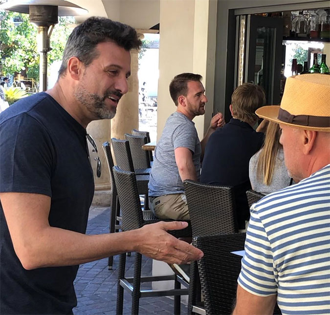 Comediante tenta cumprimentar Bruce Willis e é deixado no vácuo; assista ao vídeo!