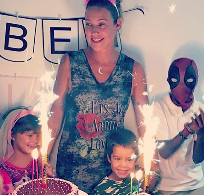 Sem a presença de Pedro Scooby, Luana Piovani faz festa de aniversário para os filhos