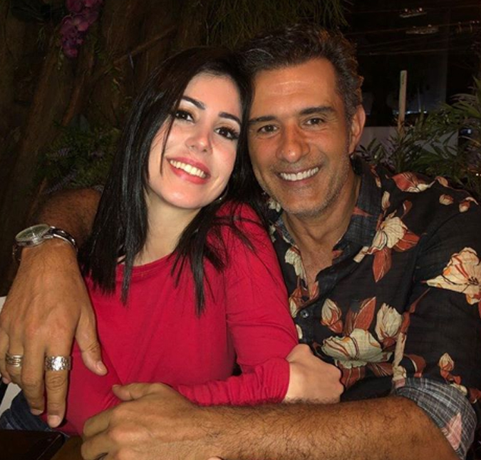 Marcos Pasquim publica foto ao lado da namorada e questiona: <I>A felicidade incomoda?</i>