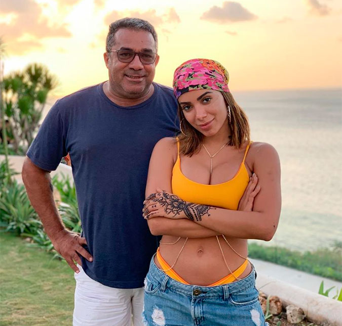 Pai de Anitta explica que não teria como a cantora estar grávida: <i>Vou ter que ensinar a tabelinha?</i>