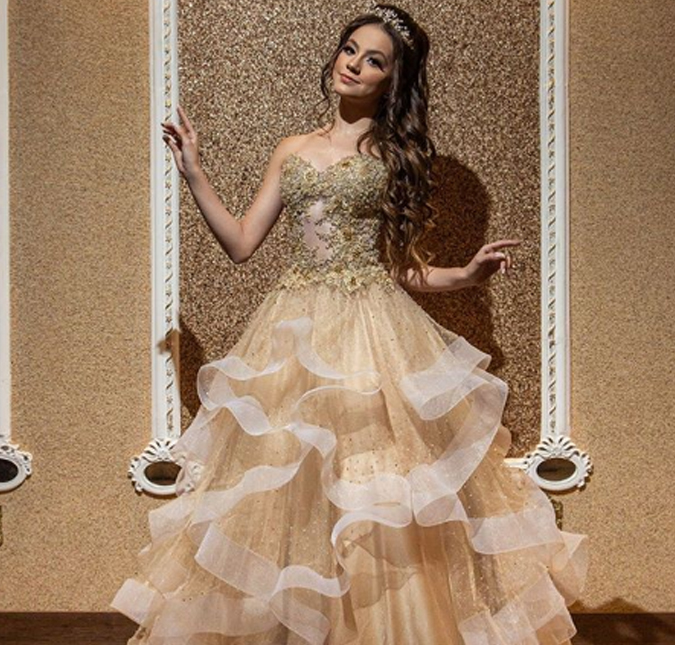 Bela Fernandes, atriz do SBT, comemora aniversário e usa 170 mil cristais  nos vestidos - Estrelando