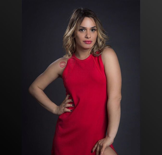 A novela A Dona do Pedaço deu o que falar na faixa das nove da Globo. E com Glamour Garcia não poderia ser diferente. A atriz trans deu vida à Britney que antes era Rarisson, filho mais novo de Eusébio e Dodô, interpretados por Marcos Nanini e Rosi Campos respectivamente. Na trama, ela estava estudando Ciências Contábeis no interior de São Paulo e voltou para reencontrar a família que ainda não sabia que ela havia se descoberto mulher. Depois de a cena do reencontro ir ao ar, ela se tornou um dos assuntos mais comentados no Twitter, com os internautas comemorando a entrada da atriz trans. Um grande passo em frente, chamar uma atriz trans pra viver uma personagem trans, dá até vontade de assistir a novela, disse uma das telespectadoras na rede social.