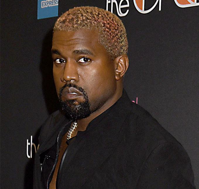 Kanye West viraliza ao ser flagrado colocando dedo na boca após coçar a orelha - e a <i>web</i> não perdoa!
