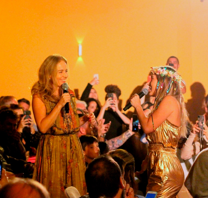 Angélica canta o clássico <i>Vou de Táxi</i> em show de Carolina Dieckmann