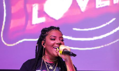 Ludmilla leva tapinha no bumbum da namorada durante <I>show</i>, veja!