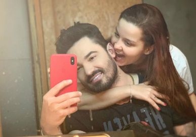 Maiara faz brincadeira com Fernando durante aniversário de namoro que não acaba bem