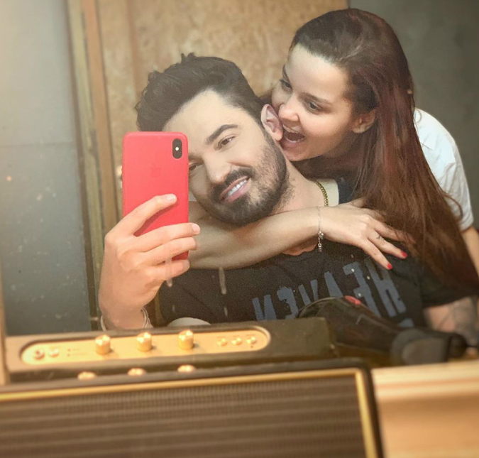 Maiara faz brincadeira com Fernando durante aniversário de namoro que não acaba bem