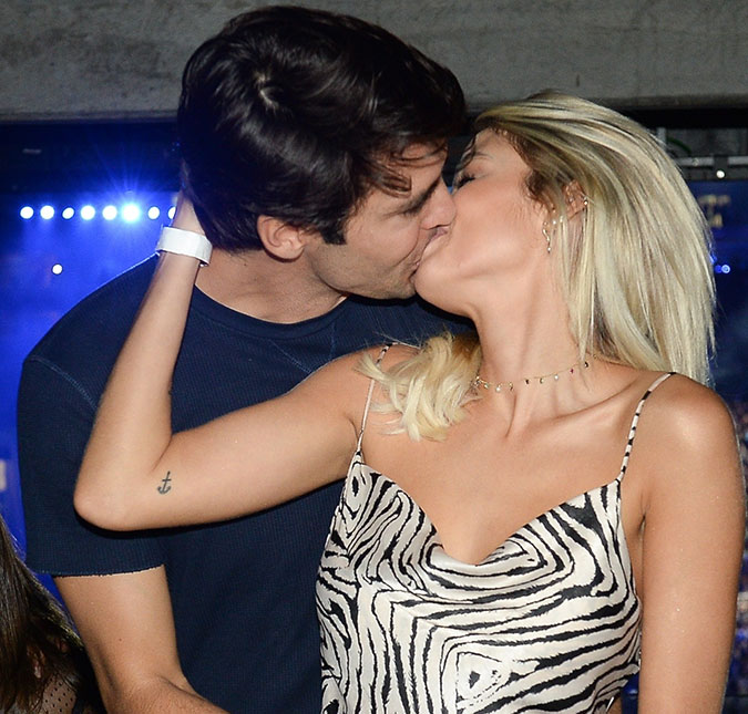 Noivos, Carol Dias e Kaká beijam muito e <I>show</I> - e modelo dá detalhes sobre o casamento