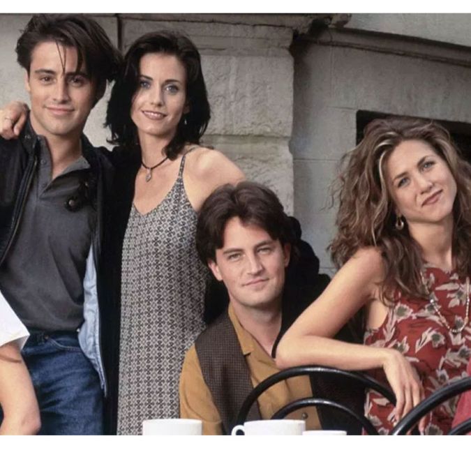 Enquanto algumas produções foram feitas especialmente para honrar os ataques, outras foram impedidas de irem ao ar por serem consideradas inadequadas. Parte do episódio três da oitava temporada de Friends, por exemplo, teve que ser cortado por conter uma piada envolvendo bombas em um aeroporto - a cena deveria ter ido ao ar duas semanas após o 11 de setembro, mas foi deletada, embora ainda possa ser encontrada no YouTube. Enquanto algumas produções foram feitas especialmente para honrar os ataques, outras foram impedidas de irem ao ar por serem consideradas inadequadas. Parte do episódio três da oitava temporada de Friends, por exemplo, teve que ser cortado por conter uma piada envolvendo bombas em um aeroporto - a cena deveria ter ido ao ar duas semanas após o 11 de setembro, mas foi deletada, embora ainda possa ser encontrada no YouTube.