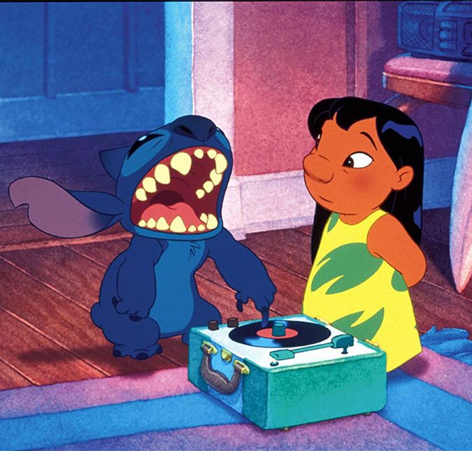 Outra produção que teve que ser alterada após o atentado ao World Trade Center foi Lilo & Stitch. Na versão original do filme, o alienígena dirigia um avião por uma cidade, causando vários estragos, mas após a colisão de uma aeronave com as Torres Gêmeas, a cena foi toda mudada. No corte final do longa, o avião foi substituído por uma nave espacial voando por um campo cheio de montanhas. Mais seguro, né? Outra produção que teve que ser alterada após o atentado ao World Trade Center foi Lilo & Stitch. Na versão original do filme, o alienígena dirigia um avião por uma cidade, causando vários estragos, mas após a colisão de uma aeronave com as Torres Gêmeas, a cena foi toda mudada. No corte final do longa, o avião foi substituído por uma nave espacial voando por um campo cheio de montanhas. Mais seguro, né?