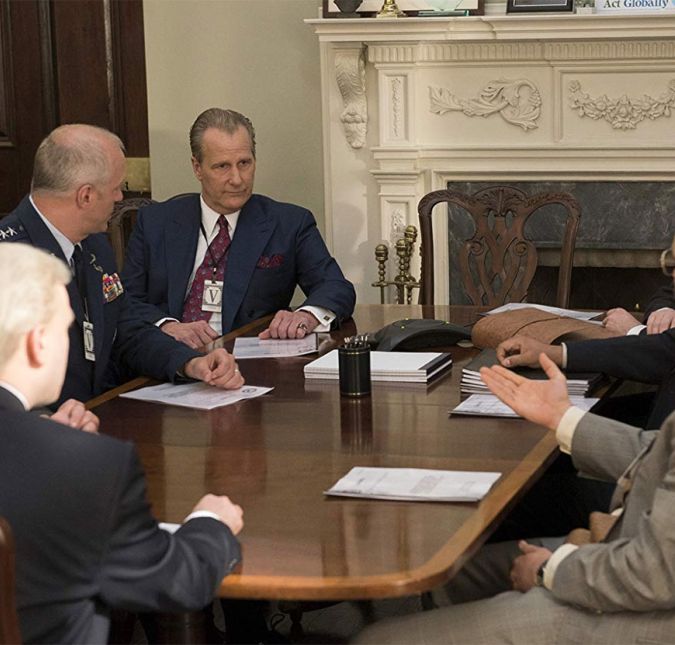 A série da Amazon Prime, The Looming Tower, traz um panorama do início da ameaça de Osama bin Laden e de como a rixa entre FBI e a CIA traçaram o caminho que invariavelmente causaria o atentado ao World Trade Center. Vale a pena conferir! A série da Amazon Prime, The Looming Tower, traz um panorama do início da ameaça de Osama bin Laden e de como a rixa entre FBI e a CIA traçaram o caminho que invariavelmente causaria o atentado ao World Trade Center. Vale a pena conferir!