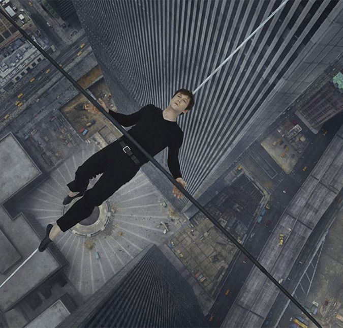 A Travessia não fala sobre o atentado às Torres Gêmeas, mas tem os prédios como pano de fundo. O longa conta a história real de Philippe Petit, que ficou famoso por atravessar o World Trade Center por meio de um cabo, sem material de segurança e nem autorização legal. A cena da travessia é muito bem feita e causa bastante desconforto. A Travessia não fala sobre o atentado às Torres Gêmeas, mas tem os prédios como pano de fundo. O longa conta a história real de Philippe Petit, que ficou famoso por atravessar o World Trade Center por meio de um cabo, sem material de segurança e nem autorização legal. A cena da travessia é muito bem feita e causa bastante desconforto.