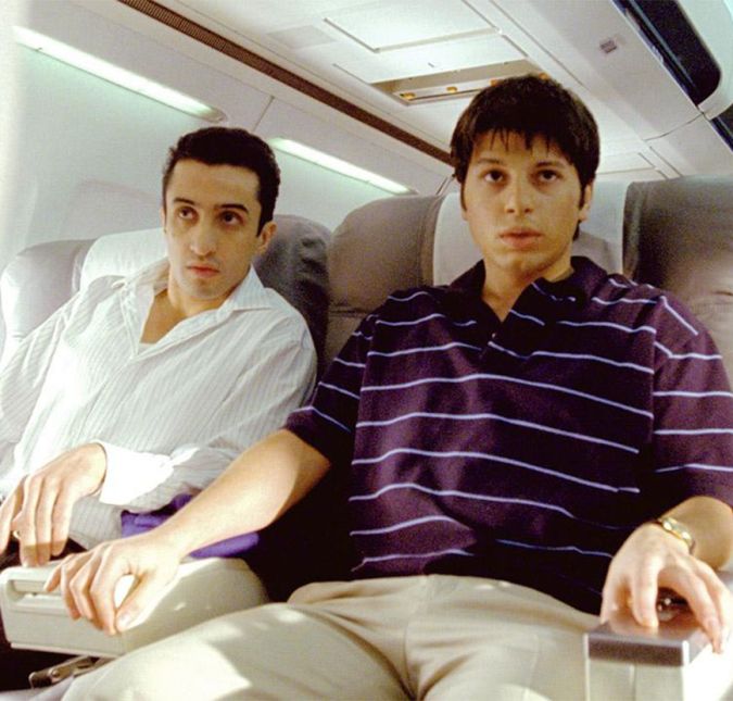 Além do avião que atingiu o World Trade Center, outras aeronaves também foram desviadas de suas rotas por terroristas, mas felizmente, não chegaram a causar estragos tão grandes. Em Vôo United 93, é contada a história do avião que caiu em um campo na Pensilvânia, nos Estados Unidos, depois de os passageiros lutarem contra os terroristas que comandavam o jato. Pesado, hein? Além do avião que atingiu o World Trade Center, outras aeronaves também foram desviadas de suas rotas por terroristas, mas felizmente, não chegaram a causar estragos tão grandes. Em Vôo United 93, é contada a história do avião que caiu em um campo na Pensilvânia, nos Estados Unidos, depois de os passageiros lutarem contra os terroristas que comandavam o jato. Pesado, hein?