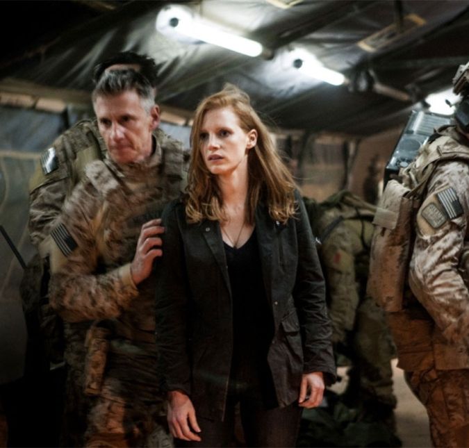 Se tem uma diretora que adora a temática de guerra e que já trabalhou com as consequências do 11 de setembro em seus filmes, é Kathryn Bigelow. Em 2013, ela lançou A Hora Mais Escura, longa que fala sobre a caçada de dez anos a Osama bin Laden após o atentado, e o momento em que o terrorista é finalmente encontrado. A ideia original de Kathryn era falar sobre a busca mal-sucedida à bin Laden, mas o roteiro precisou ser reescrito após a morte do líder da al-Qaeda, em 2011. Se tem uma diretora que adora a temática de guerra e que já trabalhou com as consequências do 11 de setembro em seus filmes, é Kathryn Bigelow. Em 2013, ela lançou A Hora Mais Escura, longa que fala sobre a caçada de dez anos a Osama bin Laden após o atentado, e o momento em que o terrorista é finalmente encontrado. A ideia original de Kathryn era falar sobre a busca mal-sucedida à bin Laden, mas o roteiro precisou ser reescrito após a morte do líder da al-Qaeda, em 2011.