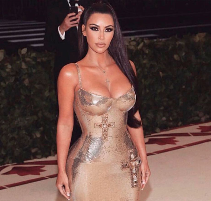 Kim Kardashian fala sobre celulites e admite que faz xixi em si mesma em premiações