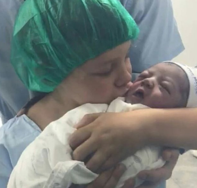 Carol Dantas dá à luz Valentin e Davi Lucca aparece beijando o irmãozinho, veja!