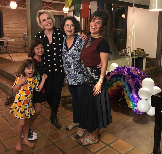 De férias do <i>Mais Você</i>, Ana Maria Braga encanta com clique ao lados das netas. Veja!