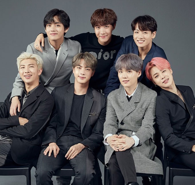 Eles estão de volta! <i>BTS</i> encerra férias e é flagrado em aeroporto. Veja!