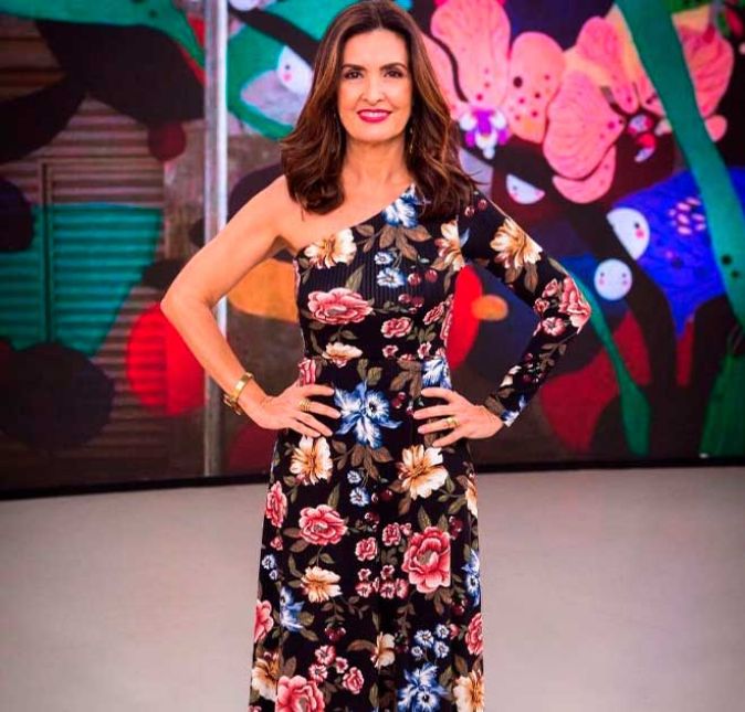 Fátima adora um visual estampado! Na maioria das vezes, a apresentadora está com alguma peça florida ou com algum detalhe mais ousado, como este vestido de um ombro só.