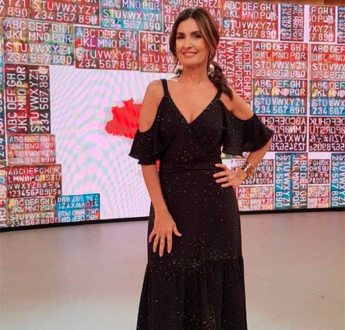 Mas com o passar dos anos, Fátima Bernardes tem adotado looks mais leves e modernos para o Encontro. Além disso, a apresentadora deixou o cabelo crescer e, agora, abusa dos penteados e também deixa os fios com um ar mais natural. Fátima ainda deu um ar mais jovial aos looks, optando por peças que sempre valorizam alguma parte do seu corpo, como neste clique acima, em que aparece com um vestido longo com os ombros à mostra.