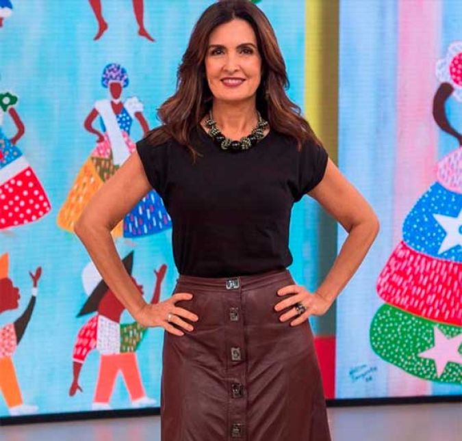 Ou uma saia mais longa com uma blusa básica, sem decote e podendo valorizar nos acessórios!