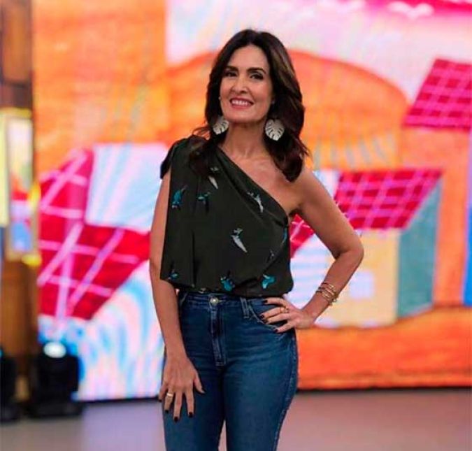 Vez ou outra Fátima também aparece de calça jeans. Apesar da peça ser uma opção mais rara em seu figurino na TV, a apresentadora sempre consegue inovar no uso da peça, que dá um ar mais básico, mas não menos chique. Aqui ela valorizou o look com uma blusa de ombro só e brincos enormes!