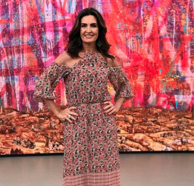 As peças longas, aliás, são muitas vezes as escolhas preferidas de Fátima! Seja um vestido escuro ou florido, como você vê acima, a apresentadora abusa do modelito sempre que pode!