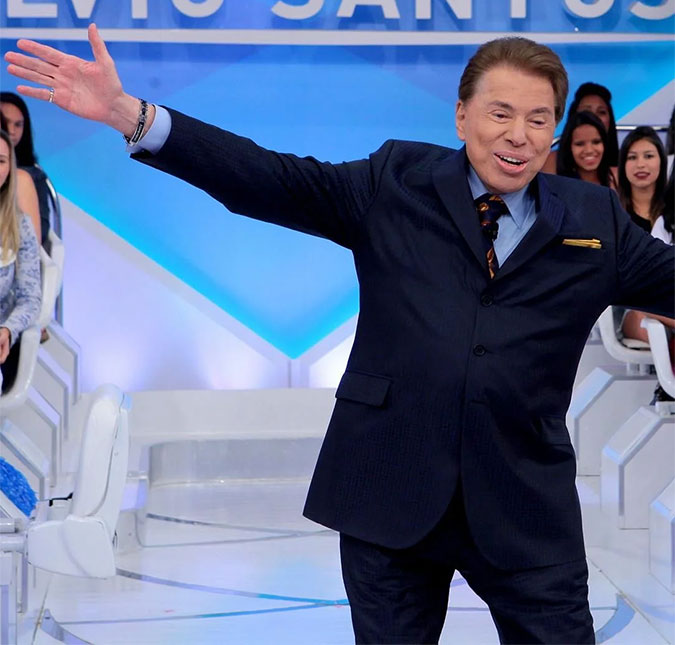Silvio Santos recebe carta de repúdio, lê em programa e ironiza: <I>- Eu sou misógino</I>