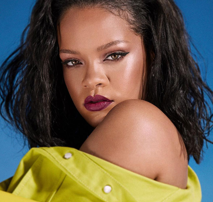 Em meio a rumores de gravidez, Rihanna divide a opinião dos internautas ao cobrir a barriga em fotos